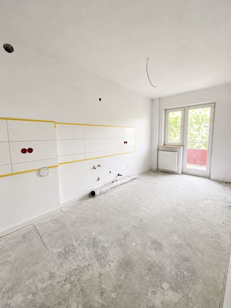* ab sofort * Erstbezug nach Sanierung * neues Bad, 2 Zimmer Wohnung mit Sonnenbalkon